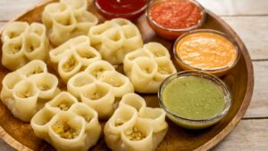 موموس در باز غذای مشهور و خوشمزه هندی