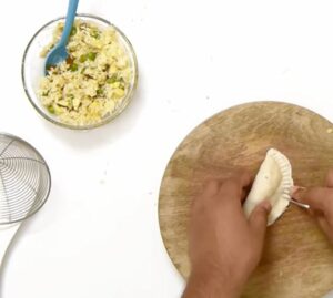 طرز تهیه گوجیای پنیری یک اسنک خوشمزه هندی