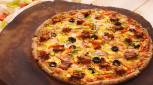 دستور العمل پیتزا مولتی یک غذای بسیار سالم به همراه سس و خمیر خانگی